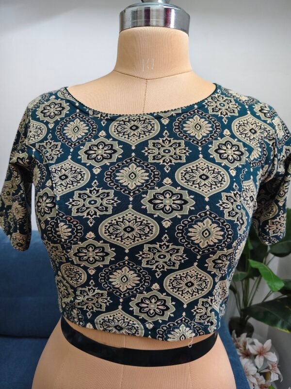 boat neck stretchable blouse